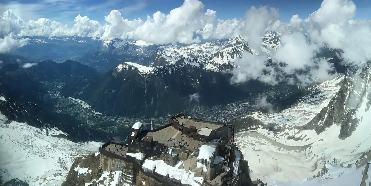 Die unteren Terrassen der Aiguille du Midi vom Gipfel aus gesehen