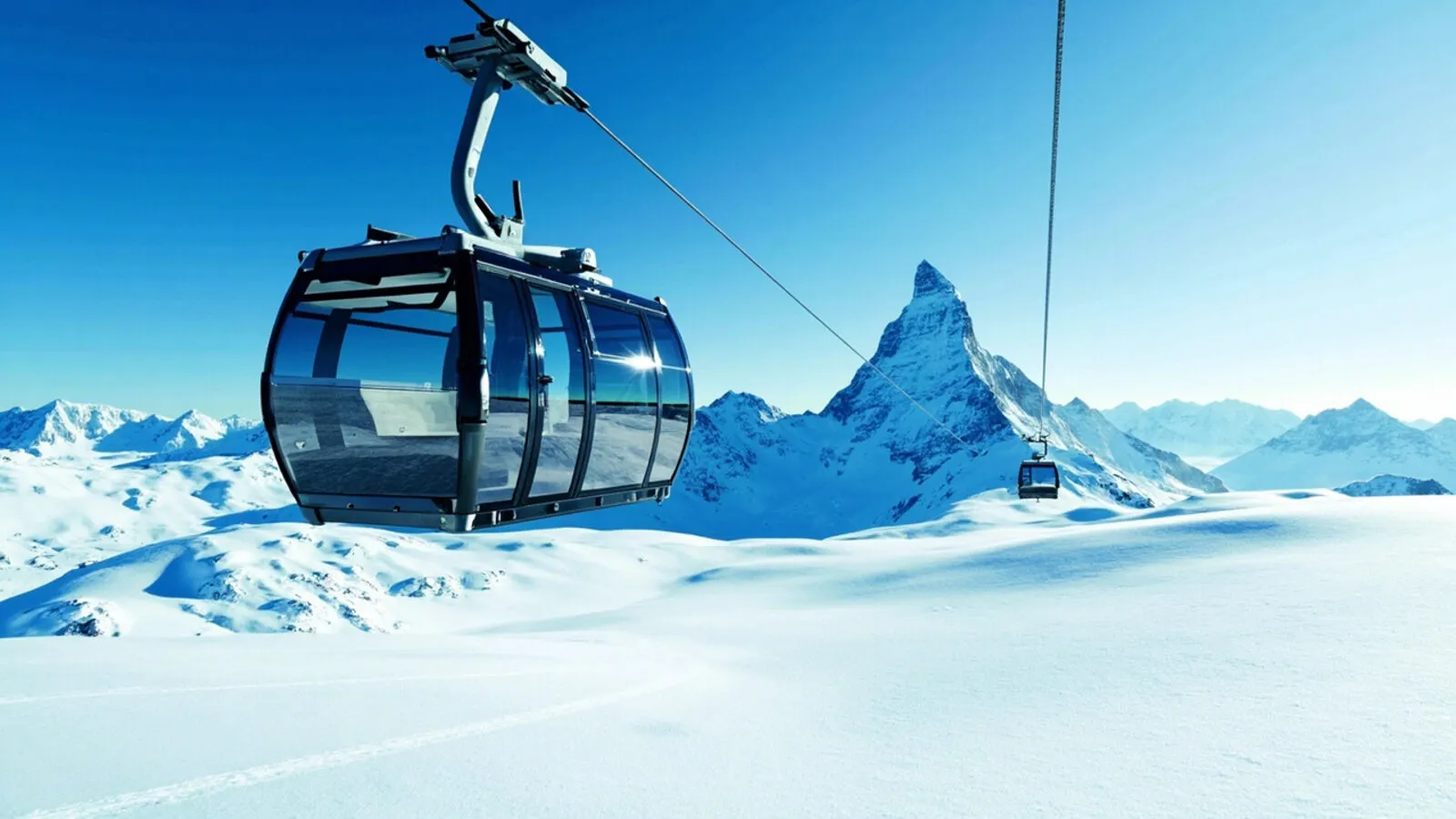 Cabina di una funivia trifune moderna in salita verso il Plateau Rosa con il Cervino sullo sfondo
