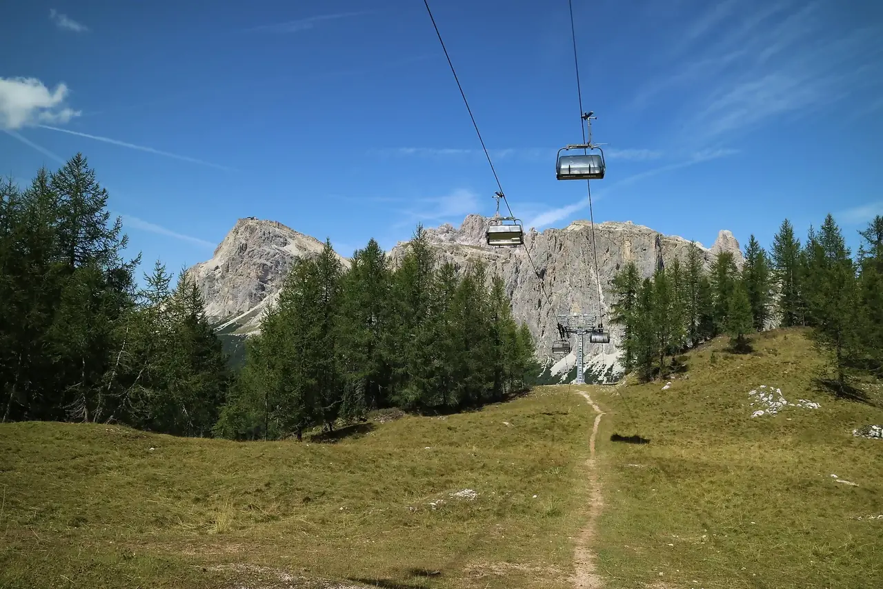 La seggiovia delle Cinque Torri verso il rifugio Scoiattoli, con il Lagazuoi Piccolo sullo sfondo
