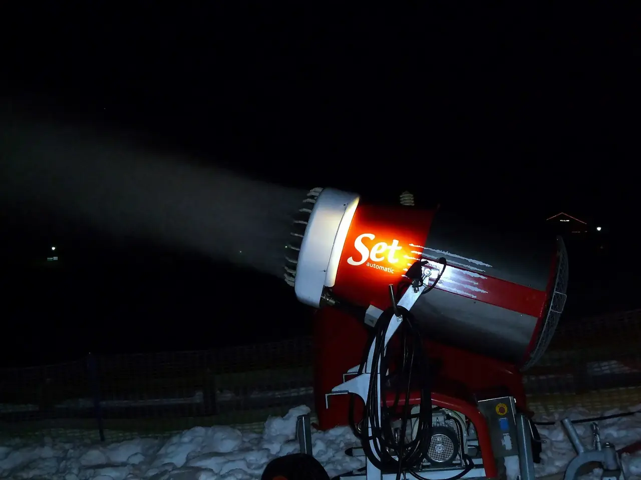 Un cannone spara neve lungo una pista