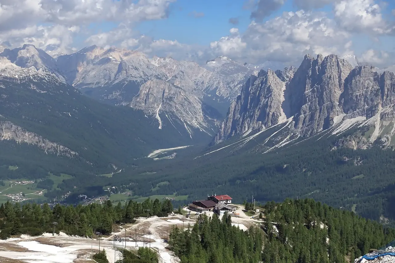 Il Faloria sopra Cortina d'Ampezzo, con il Pomagagnon e le cime di Fanes
