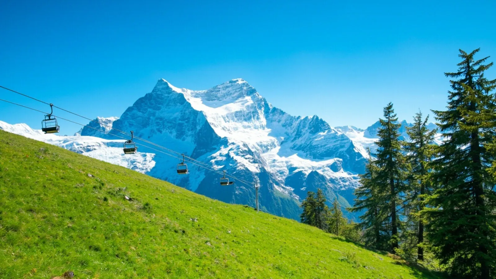 Seggiovia estiva che sale verso il Belvedere di Macugnaga con la parete est del Monte Rosa