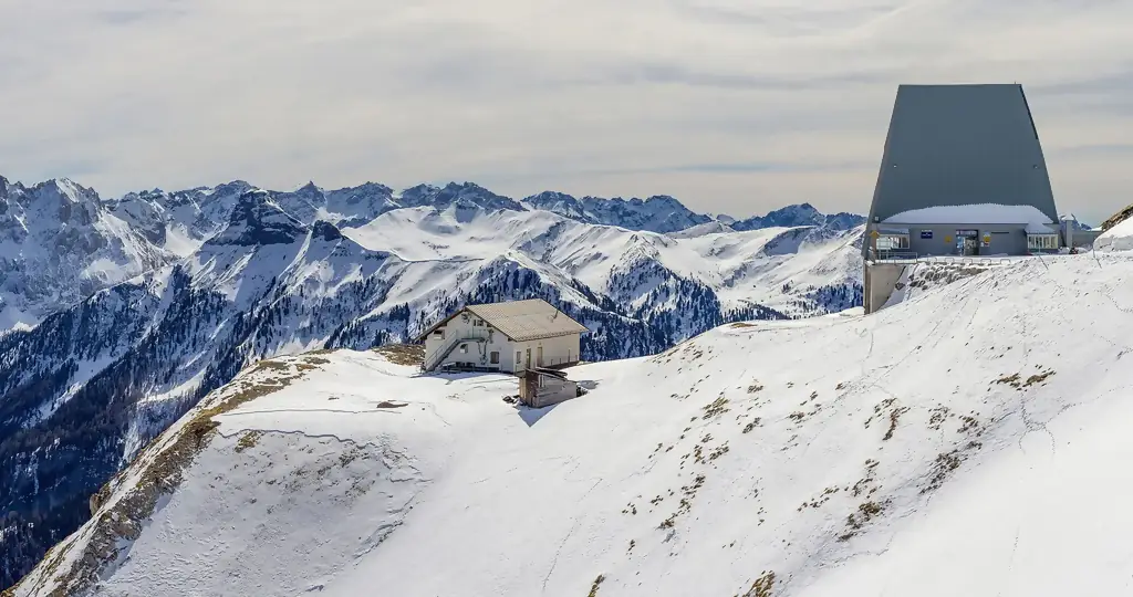 La cima del Col Rodella con la stazione di arrivo della funivia