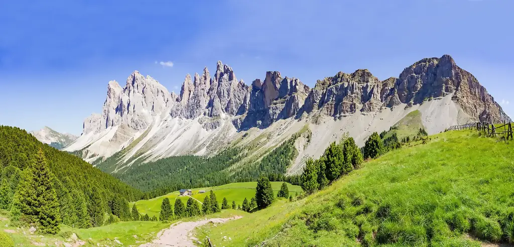 Le Odle viste dall’Alpe Rasciesa in Val Gardena, fotografia d’archivio